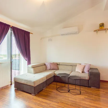 Casa vacanze Sandra - Prc612 By Interhome